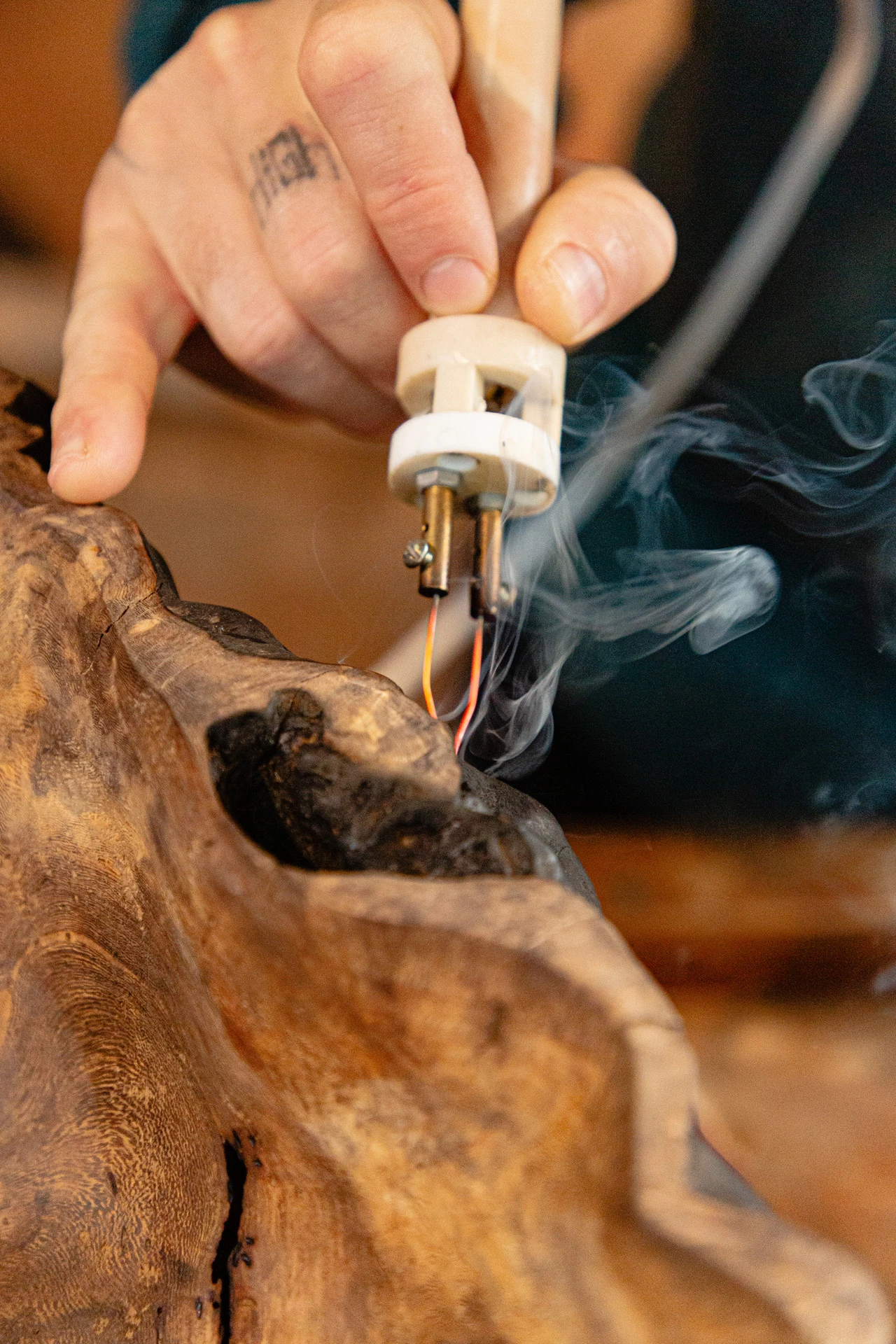 Mãos trabalhando a madeira